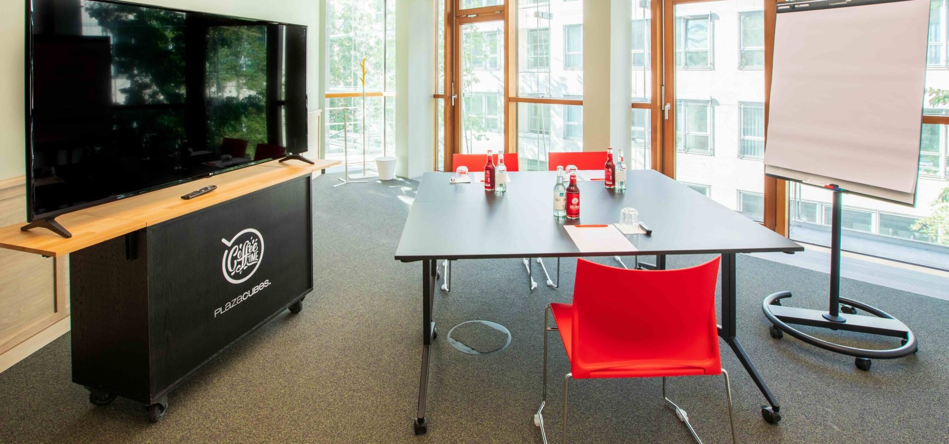 Plaza-Cubes-DE-Meeting-Room-Andy-Warhol-2-3-scaled